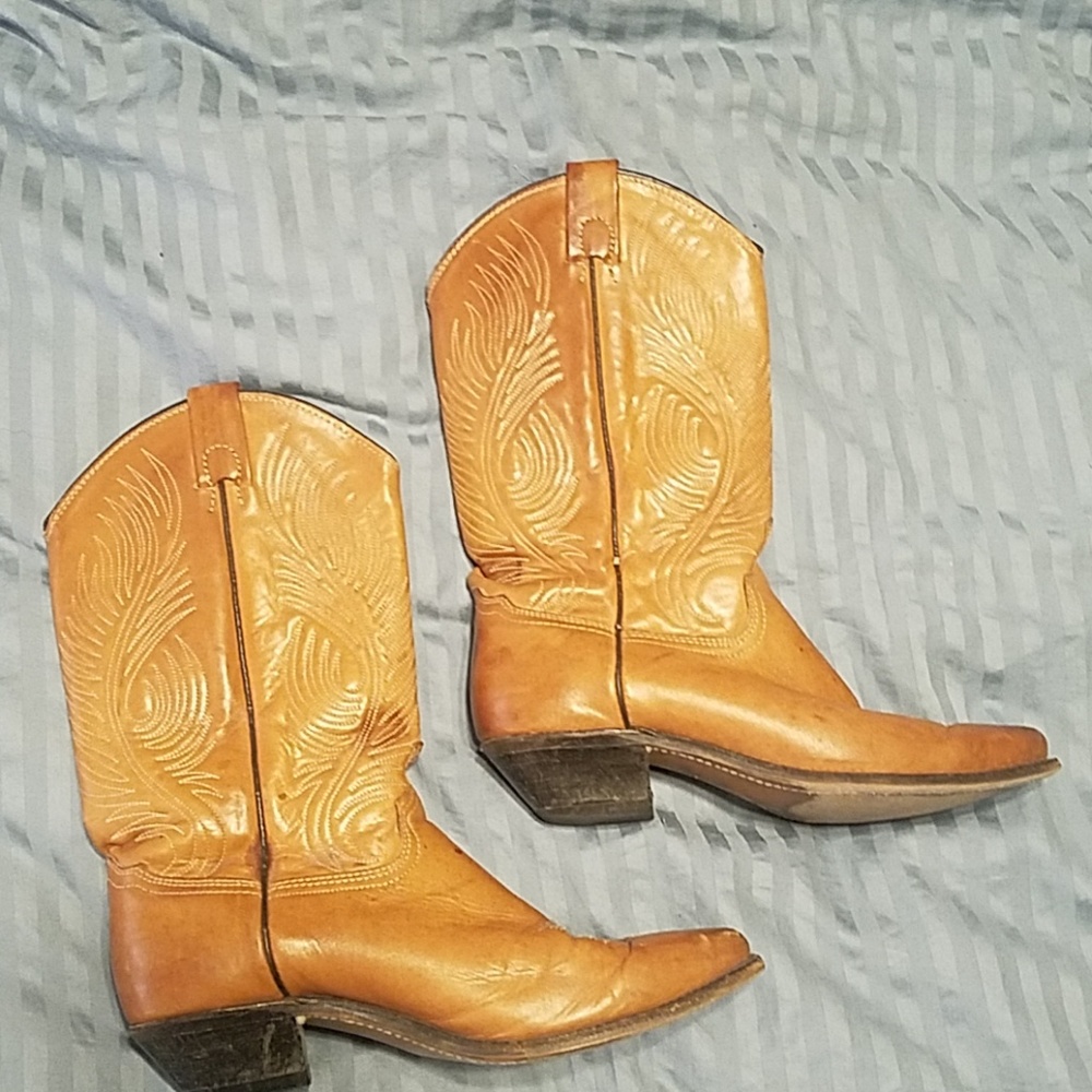 Tan cowgirl boots used in good condition